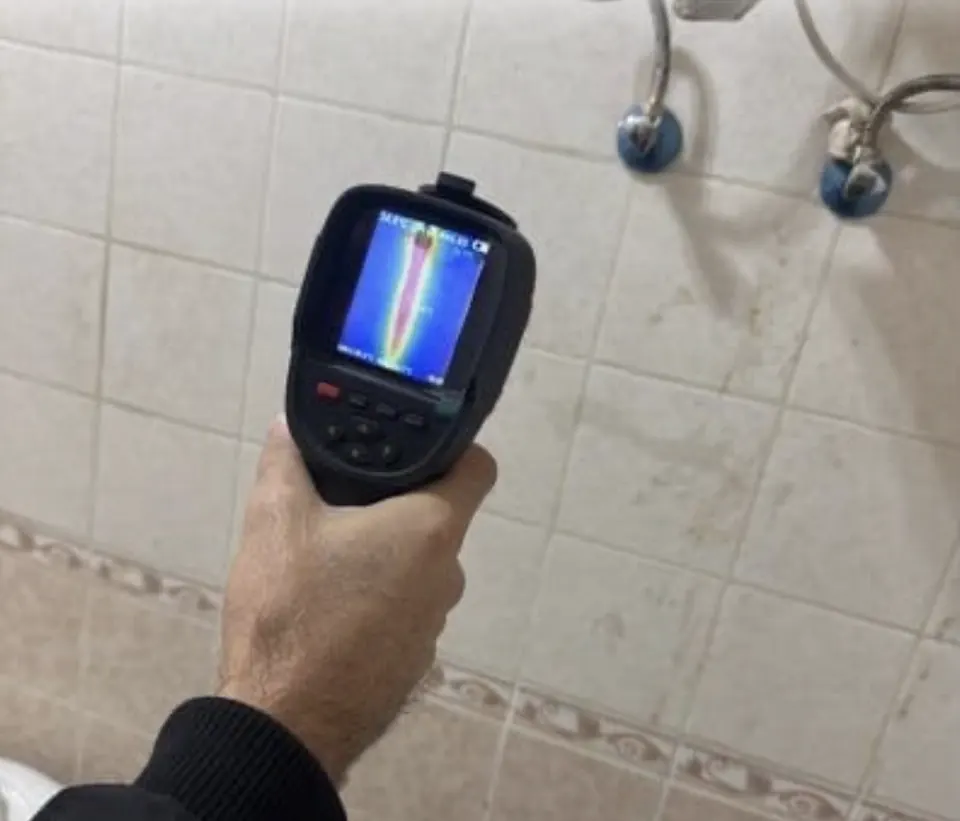 Banyo duvarında termal kamerayla tesisat kontrolü