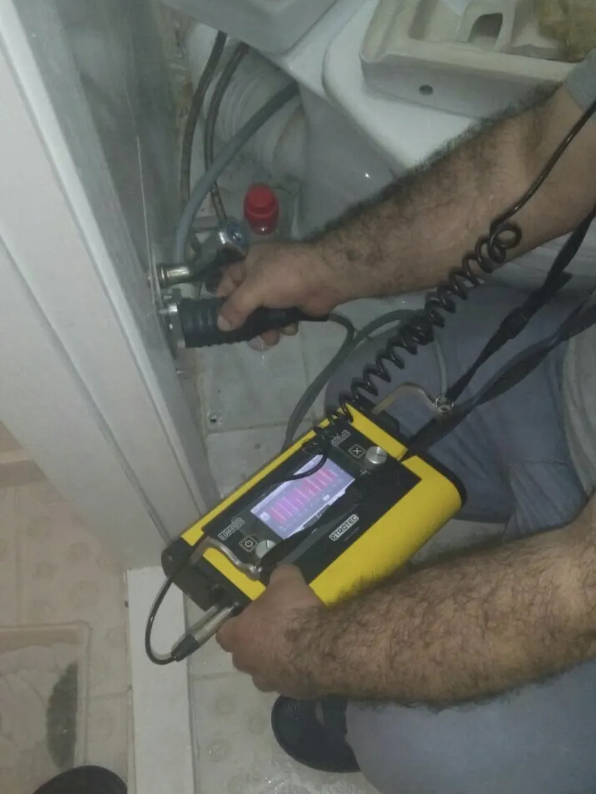 Banyo giderinde ekranlı kamerayla hat içinin izlenmesi