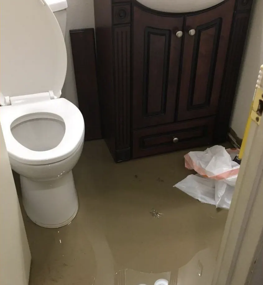 Tıkanan tuvaletten taşan suyun banyo zeminine yayılması